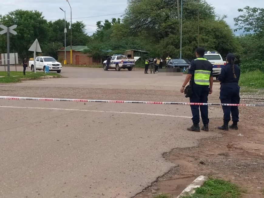 Perdió el control de su auto, chocó con un poste y murió