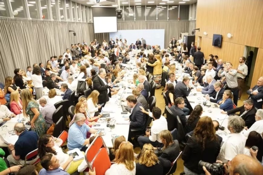 Avanza la Ley Ómnibus en Diputados: el oficialismo logró el dictamen de comisión y buscará darle media sanción este jueves