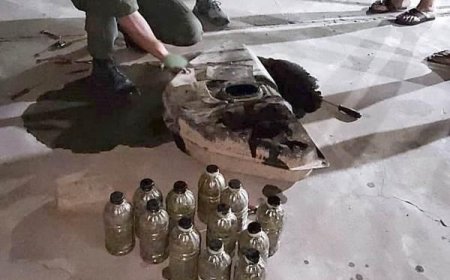 Ocultaban botellas con droga en el tanque, el fuerte olor a combustible los delató