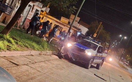 Patrullero policial atropelló y dejó grave a una motociclista
