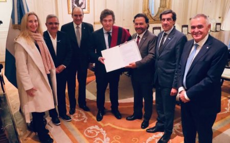 Milei recibió en Casa Rosada a Sáenz, quien le entregó el Pacto de Güemes