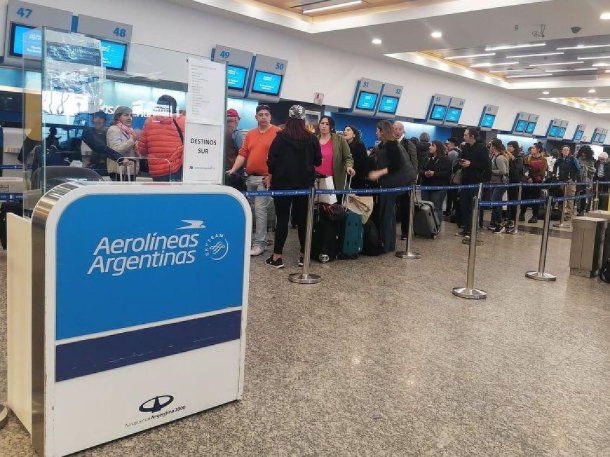 Caos en Aeroparque y Ezeiza por un paro de pilotos de Aerolíneas Argentinas