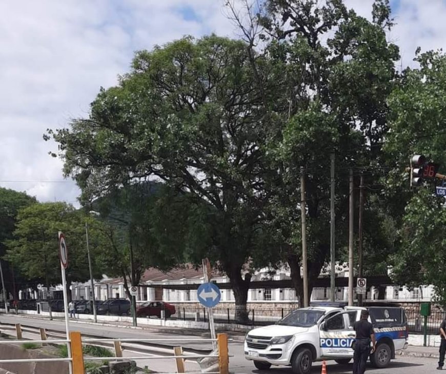 Un hombre se habría lanzado al canal de Av. Hipólito Yrigoyen