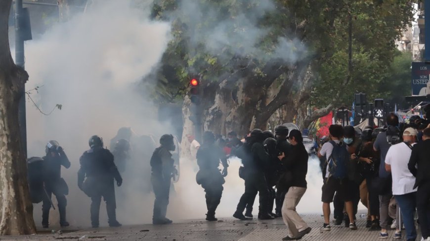 Feroz represión policial en la marcha de hinchas y jubilados: varios detenidos y dos heridos de gravedad