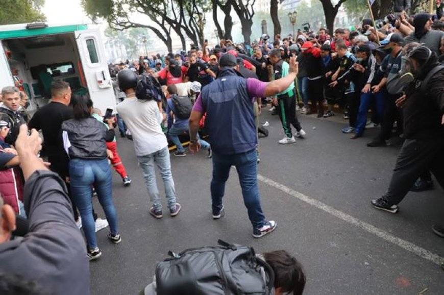 Feroz represión policial en la marcha de hinchas y jubilados: varios detenidos y dos heridos de gravedad