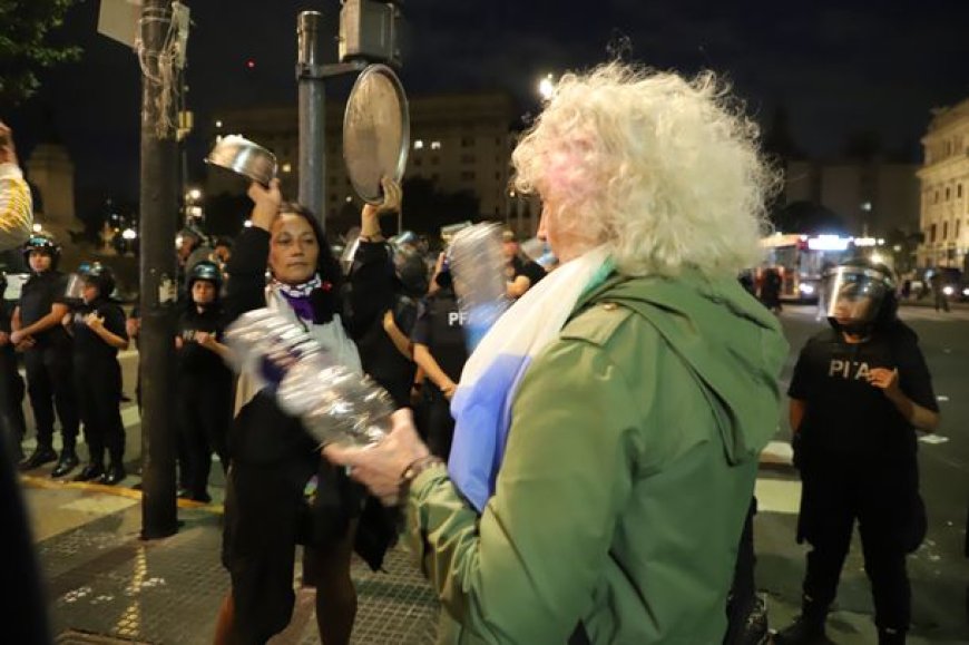 Feroz represión policial en la marcha de hinchas y jubilados: varios detenidos y dos heridos de gravedad