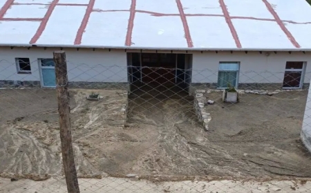 Alud en Campo Quijano: Una escuela albergue quedó aislada y el lodo ingresó a las aulas