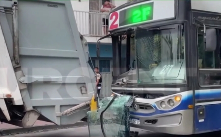 Chocó un colectivo repleto de pasajeros contra un camión recolector