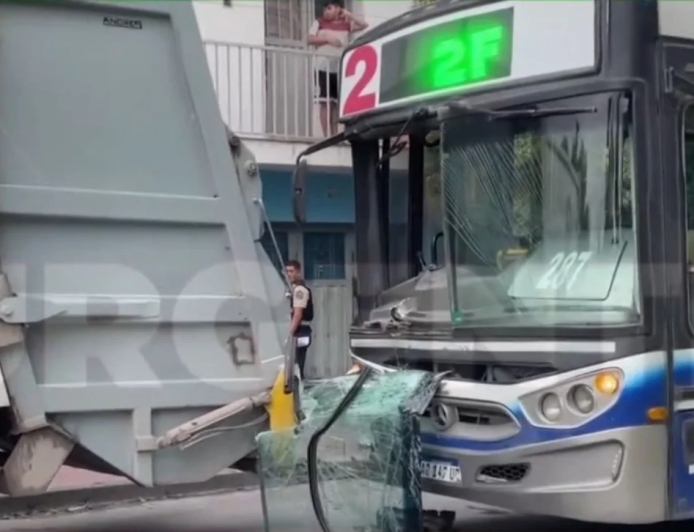 Chocó un colectivo repleto de pasajeros contra un camión recolector