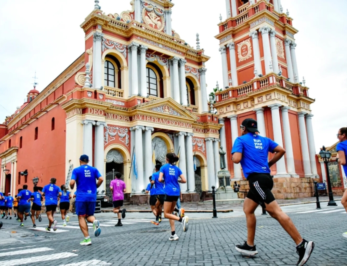 Miles de personas eligieron la ciudad de Salta para vivir la Medio Maratón New Balance