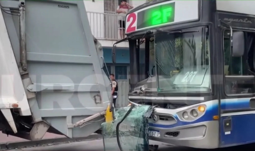 Chocó un colectivo repleto de pasajeros contra un camión recolector