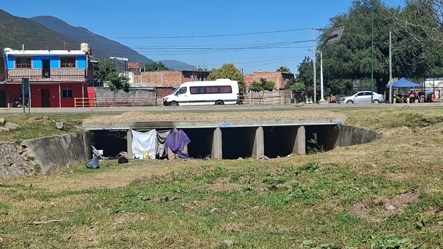 La Municipalidad realizó limpieza y desalojo en dos canales de la ciudad