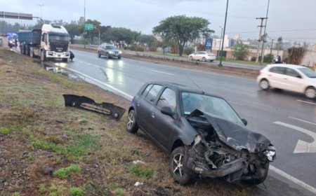 Fuerte choque entre un auto y un camión en la rotonda del Colegio San Pablo: Buscan a un conductor que escapó