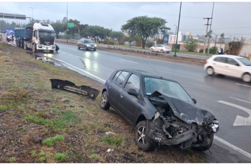 Fuerte choque entre un auto y un camión en la rotonda del Colegio San Pablo: Buscan a un conductor que escapó