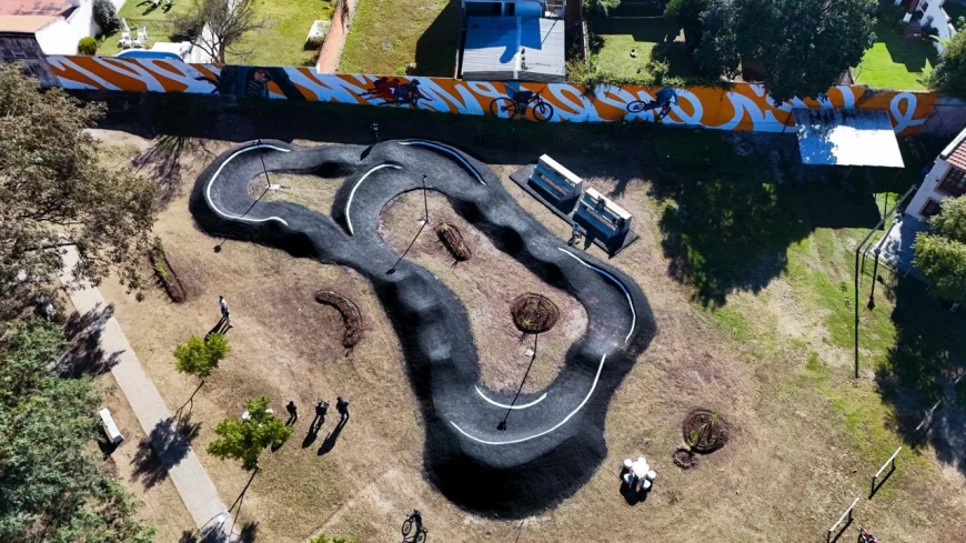 Jóvenes del Grand Bourg ya disfrutan de la nueva pista de saltos en bicicletas