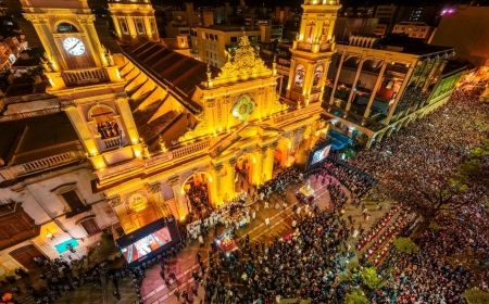 La ciudad renovó su Pacto de Fidelidad en una multitudinaria procesión del Milagro