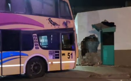 Un colectivo de larga distancia se incrustó dentro de una vivienda