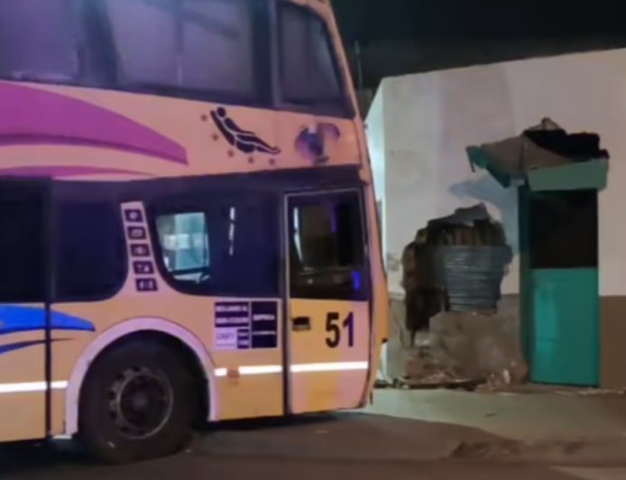 Un colectivo de larga distancia se incrustó dentro de una vivienda