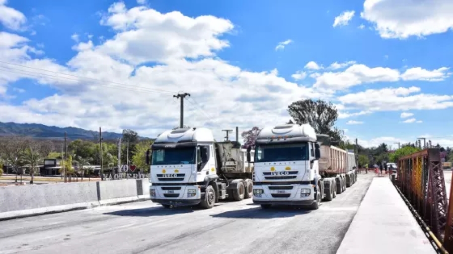 Realizaron la prueba de carga sobre el nuevo puente de Vaqueros