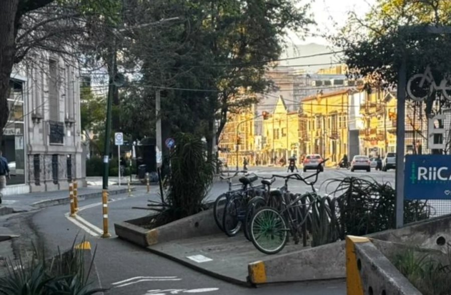 RETIRARÁN LOS BICICLETEROS DE AVENIDA BELGRANO PARA MEJORAR EL TRÁNSITO
