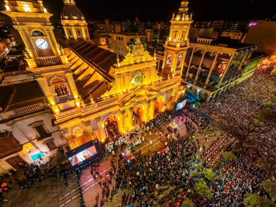 La ciudad renovó su Pacto de Fidelidad en una multitudinaria procesión del Milagro